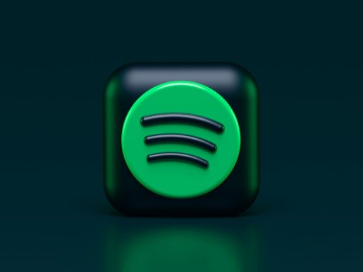 Spotify-Logo auf dunklem Hintergrund mit grünem Symbol und schwarzer Umrandung.