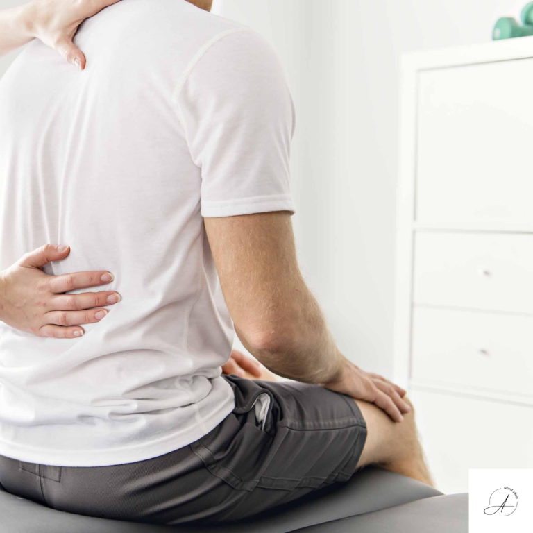 Eine Person erhält eine Rückenmassage von einem Therapeuten.