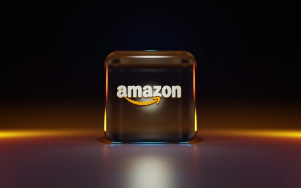 Schwarzer Würfel mit dem Amazon-Logo in leuchtenden Farben.